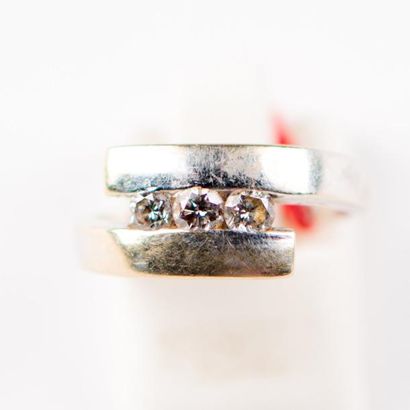 Bague en or blanc ornée d'une ligne de trois...