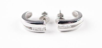 Paire Boucles d'oreille or gris sertie d'une...