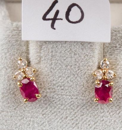 Paire de boucles d'oreille rubis et trois...