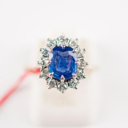 Bague, la monture en or blanc ornée d'une...
