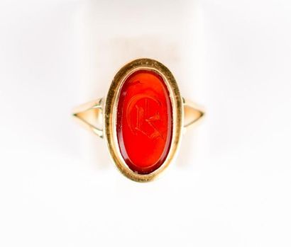 Chevalière or jaune ornée d'une intaille...