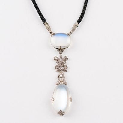 Collier, la monture en métal ornée de pierres...