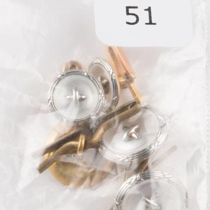 Ensemble de 5 boutons or et nacre, barette...