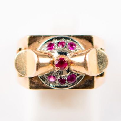 Bague chevalière orné de petites pierres...