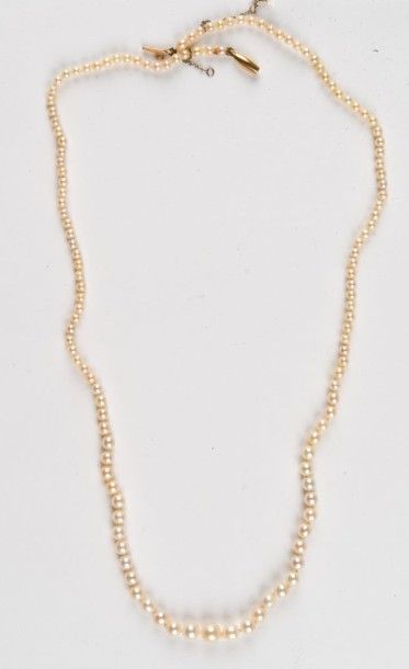 Collier de perles Diminutif. On y joint un...