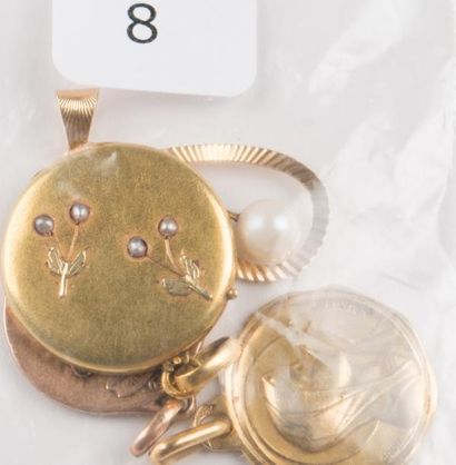 Lot 4 médailles ou pendentifs comprenant...