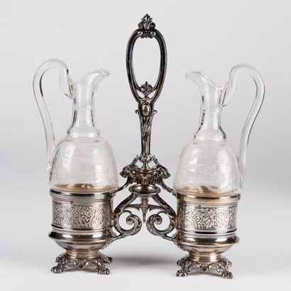 Huilier-vinaigrier en argent et carafons...