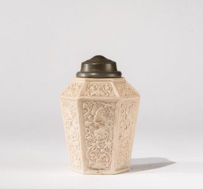 Pot à tabac en porcelaine à décor d'oiseaux...