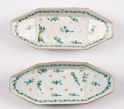 Paire de raviers à décor de fleurs, porcelaine...