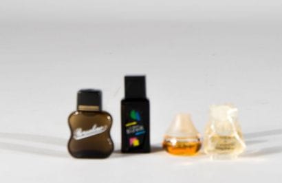 Lot de 4 échantillons, petites bouteilles:...
