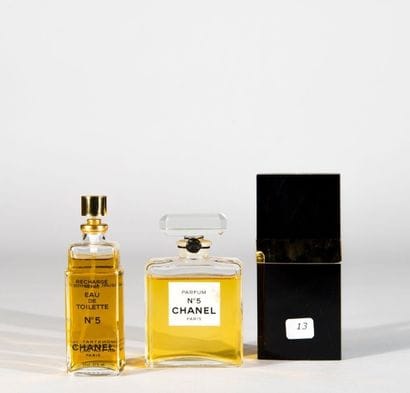 Chanel n°5. Lot de deux flacons et un vaporisateur...