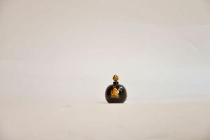 LANVIN
Arpège. Flacon boule noire en verre,...