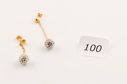 Paire de pendants d'oreille en or jaune retenant...
