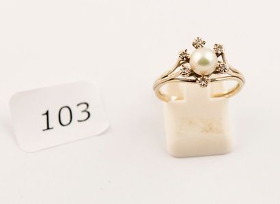 Bague fleur en or gris ornée d'une perle...