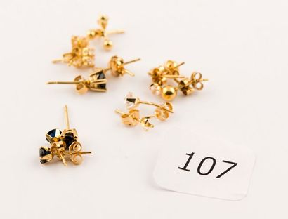 Huit paires de clous d'oreille en or jaune...