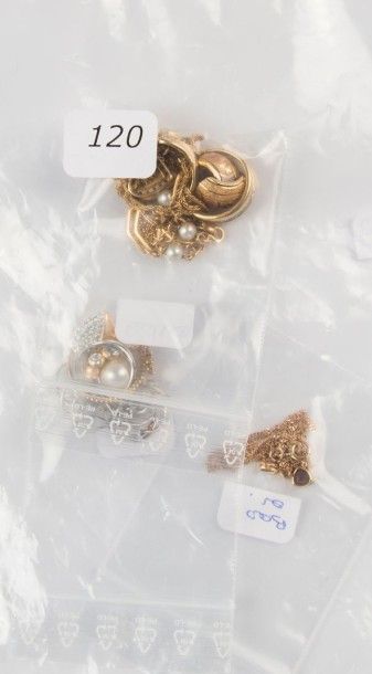 Lot en or jaune et gris, bijoux ornés de...