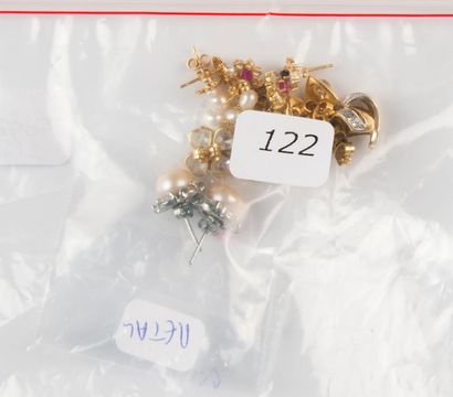 Sept paires de boucles d'oreille en or et...