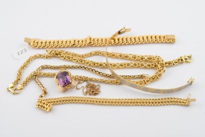 Lot en or jaune comprenant cinq bracelets,...