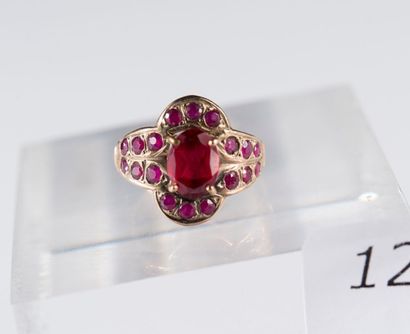 Bague en bas or, ornée de pierres rouges,...