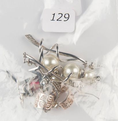 Lot en or gris, pierres blanches et perles...