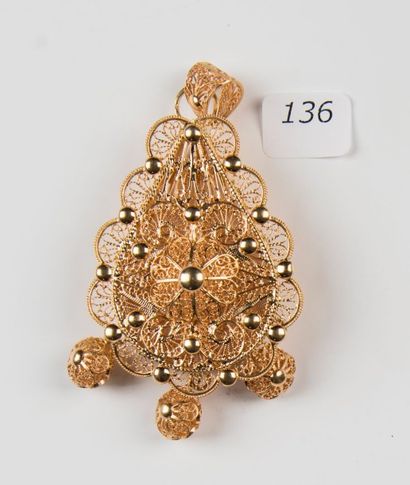 Pendentif ajouré et filigrané en or jaune...