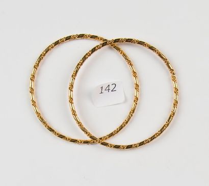 Deux bracelets joncs en métal doré