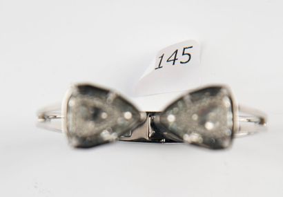 Bracelet en métal blanc avec deux pierres...