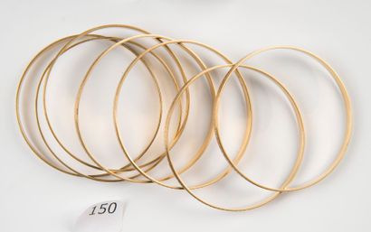 Lot de sept bracelets semainiers en or jaune...