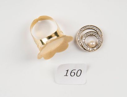 Bague fleurs en or jaune et gris, perle de...