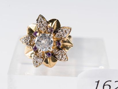 Bague fleur en bas or, et pierres imitation,...