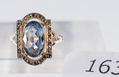 Bague en or jaune et gris serti d'une aigue-marine...