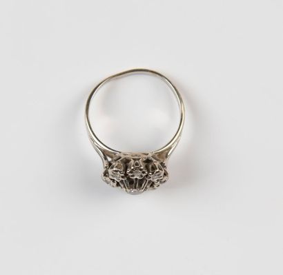 Bague en or gris, Ornée de brillants, poids...