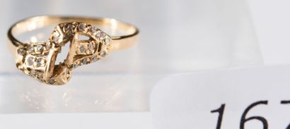 Bague en or jaune, pierres blanches, poids...