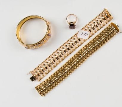 Lot en or jaune et bas or comprenant 2 bracelets...