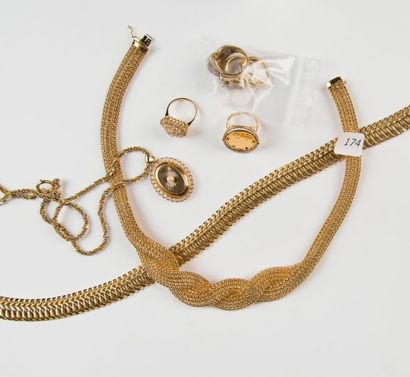 Lot de trois colliers, un pendentif et cinq...