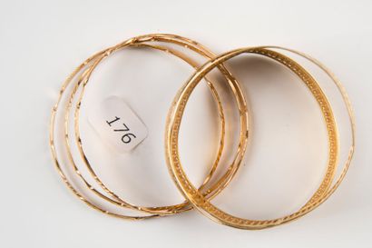 Lot de cinq bracelets bas or, poids: 72,7...