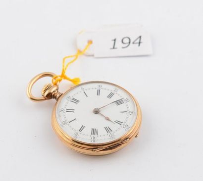 Montre de col en or jaune ciselée