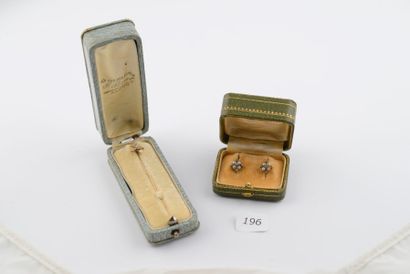 Lot: paire de boucles oreilles et épingle...