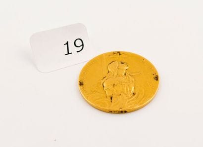 Une médaille en or représentant Jeanne d'Arc,...