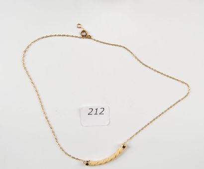 Collier en or jaune, motif torsadé. Vers...