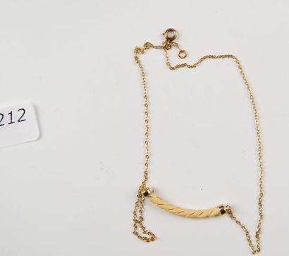 Collier en or jaune, motif torsadé. Vers...