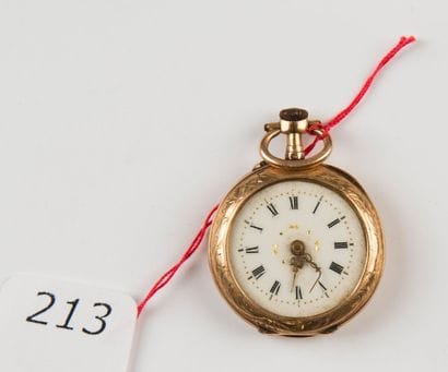 Montre de col en or jaune ciselé feuillages,...