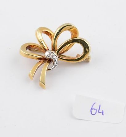 Broche noeud en or jaune et gris, ornée de...