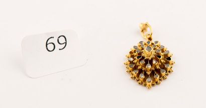 Pendentif ovale en or jaune ajouré orné de...