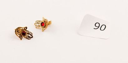 Paire de clous d'oreille en or jaune et pierres...