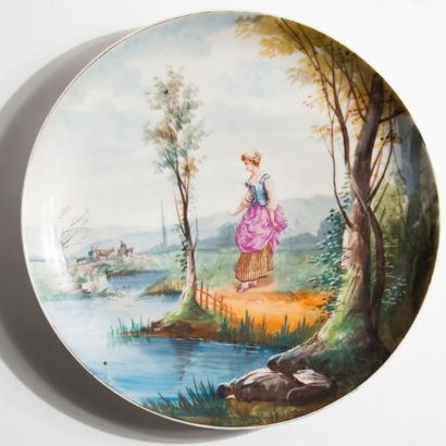 Paire de plat décoratif en porcelaine. Vers...