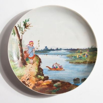 Paire de plat décoratif en porcelaine. Vers...
