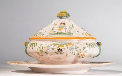 MOUSTIER
Soupière en faïence avec son présentoir.
H:...