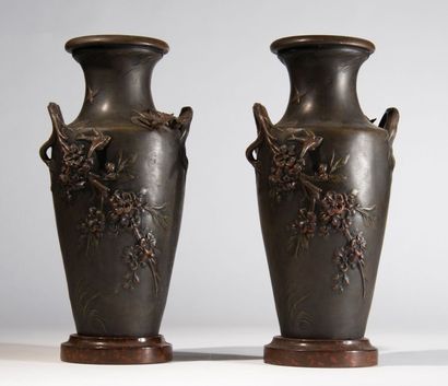 Paire de vases en régule, vers 1900. Signés...