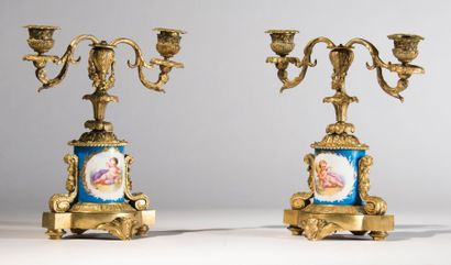 Paire de chandeliers en bronze et porcelaine...